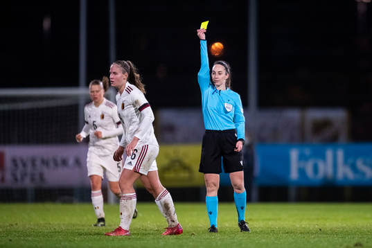 Referee Henrikke Nervik is showing a yellow card Cordiér