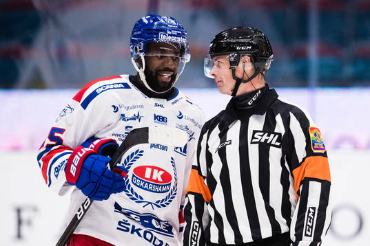 Oskarshamns Daniel Muzito-Bagenda och domare Mikael