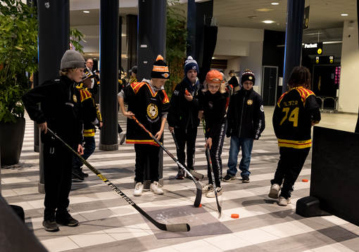 Brynäs supporters innan  ishockeymatchen i SHL mellan