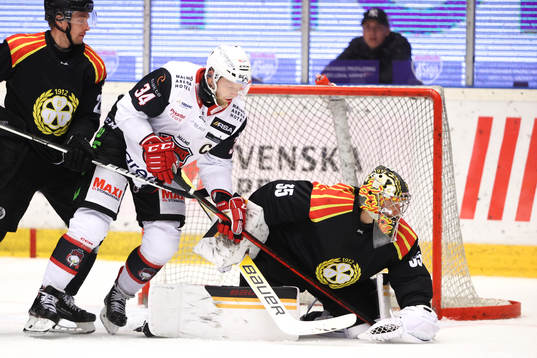 Malmö Redhawks Carl Söderberg oroar framför Brynäs