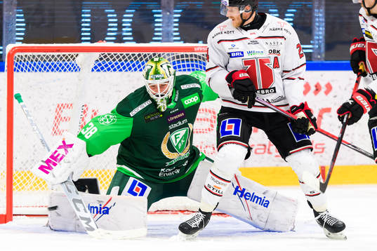 Färjestads målvakt Dominik Furch och Örebros Jani Lajunen