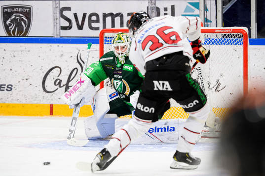 Färjestads målvakt Dominik Furch och Örebros Emil Larsson