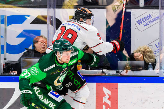Färjestads Adam Ginning och Örebros Joel Mustonen
