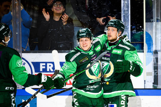 Färjestads Daniel Viksten och Jacob de la Rose jublar