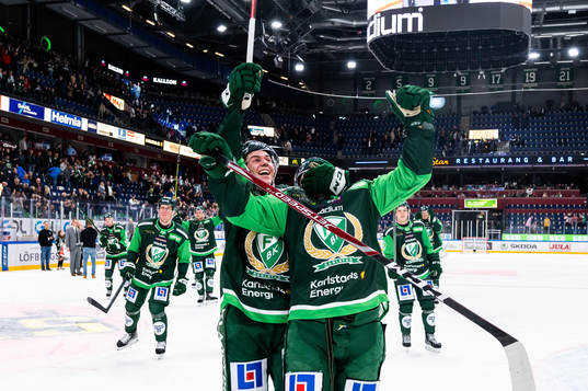 Färjestads Albert Johansson och Adam Ginning jublar