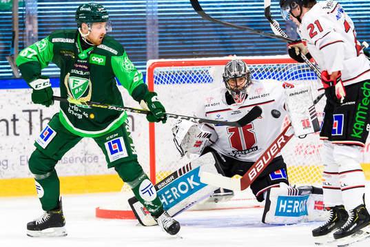 Färjestads Pontus Widerström och Örebros målvakt Jonas