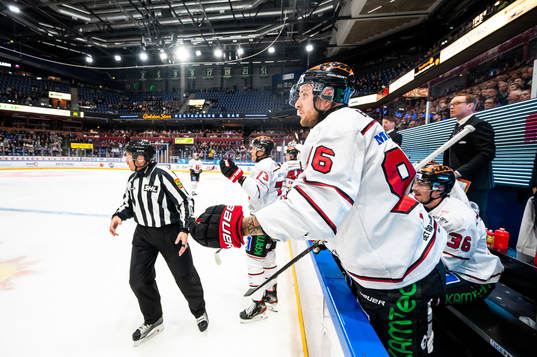 Örebros Robin Kovacs reagerar på ett domslut