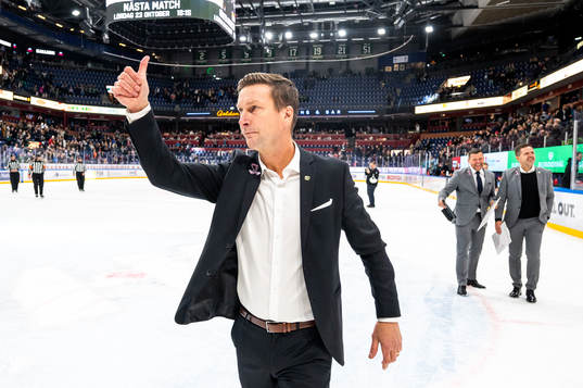 Färjestads tränare Johan Pennerborn jublar