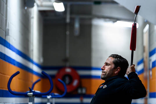 Frölundas Joel Lundqvist värmer upp före ishockeymatchen