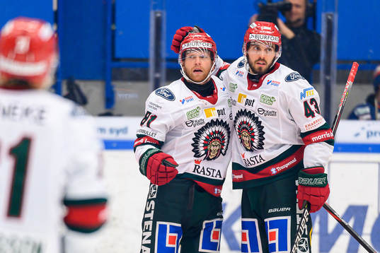 Frölundas Ryan Lasch och Michael Spacek jublar