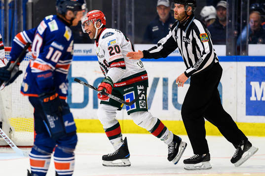 uFrölundas Joel Lundqvist reagerar på ett domslut nder