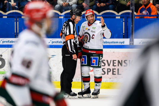Domare Tobias Björk pratar med Frölundas Joel Lundqvist