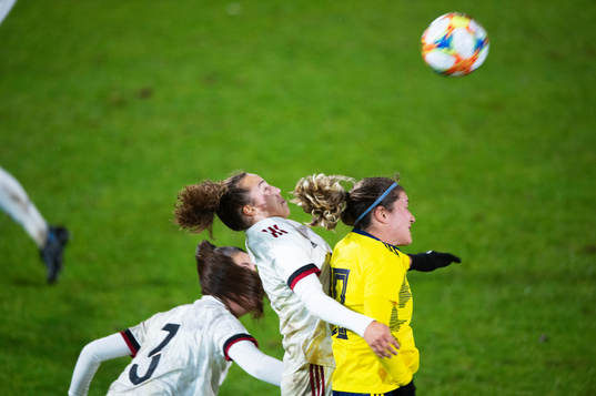Sveriges Loreta Kullashi, FC Rosengård, nickduellerar med