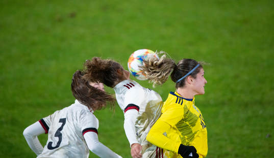 Sveriges Loreta Kullashi, FC Rosengård, nickduellerar med