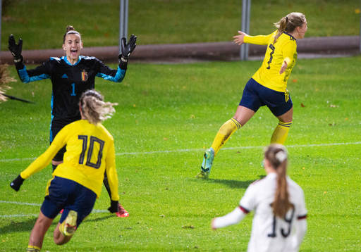 Sveriges Cornelia Kapocs, Linköpings FC, gör 1-0 och