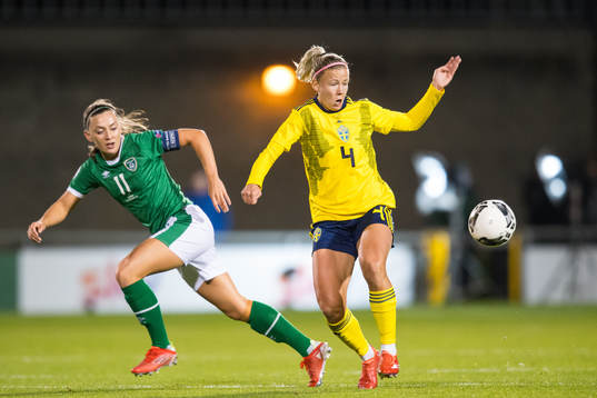 Katie McCabe of Ireland and Hanna Glas of Sweden
