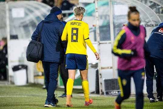 Lina Hurtig of Sweden leaves the pitch with an injury