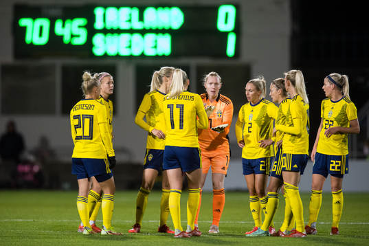 Goalkeeper Hedvig Lindahl of Sweden and teammates
