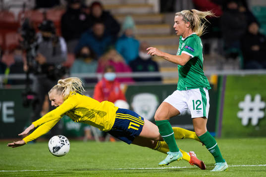 Stina Blackstenius of Sweden and Savannah McCarthy of