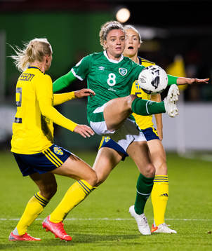 Leanne Kiernan of Ireland and Magdalena Eriksson of Sweden