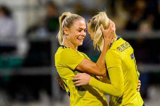 Stina Blackstenius celebrates with Fridolina Rolfö of