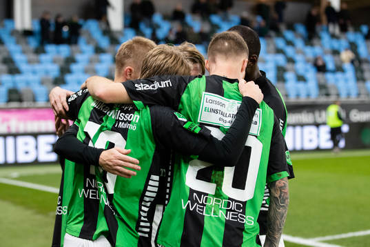 GAIS Viktor Alexandersson jublar med lagkamrater