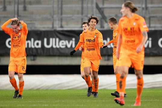AFC Eskilstunas Robin Tihi jublar