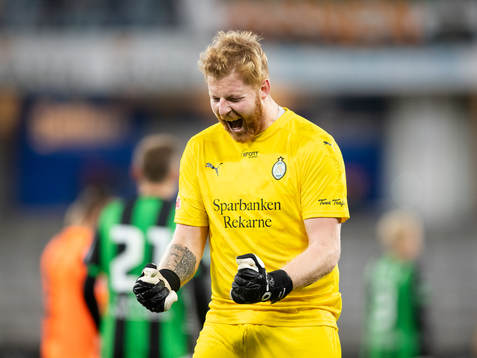 AFC Eskilstunas målvakt Nick Wolters jublar