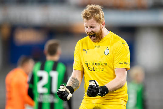 AFC Eskilstunas målvakt Nick Wolters jublar