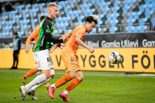 GAIS Joackim Åberg och AFC Eskilstunas Kazuki Takahashi