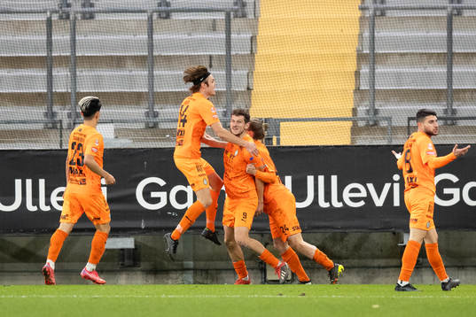 AFC Eskilstunas Ashley Mark Coffey jublar med lagkamrater