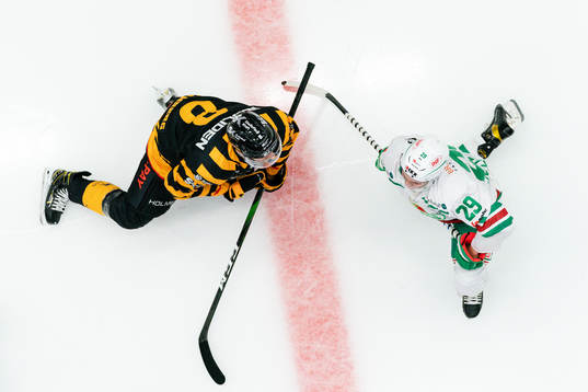 Skellefteås Petter Granberg och Rögles Tyler Kelleher