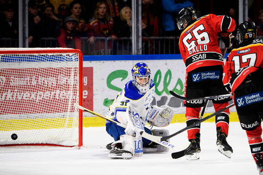 Luleås Vilmos Gallo oroar framför Leksands målvakt