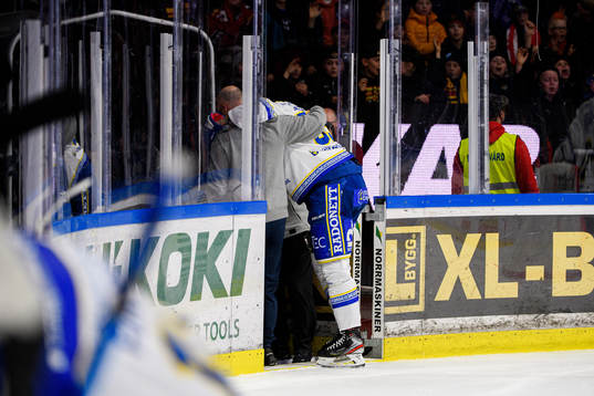 Leksands Jonas Ahnelöv lämnar isen