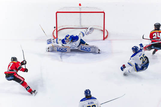 Luleås Linus Omark träffar stolpen bakom Leksands
