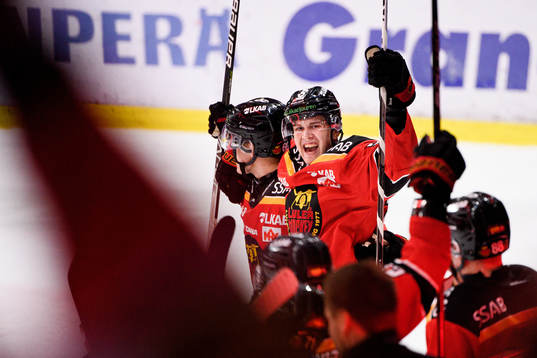 Luleås Julius Honka och Radek Muzik jublar