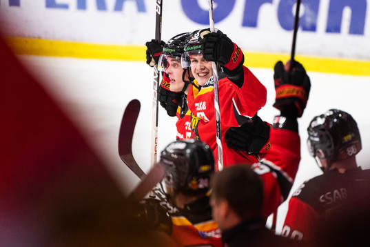 Luleås Julius Honka och Radek Muzik jublar