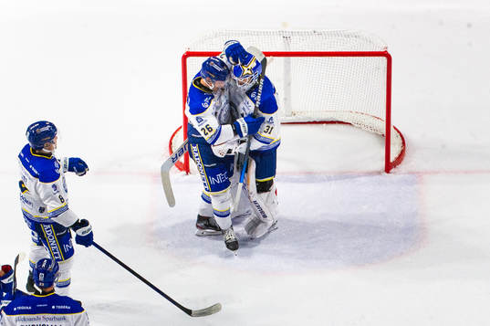 Leksands Patrik Norén och målvakt Kasimir Kaskisuo jublar