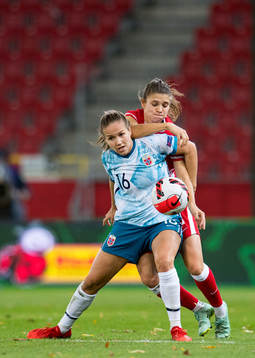 Guro Reiten of Norway and Martyna Wiankowska of Poland