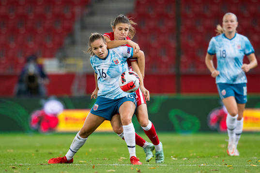 Guro Reiten of Norway and Martyna Wiankowska of Poland