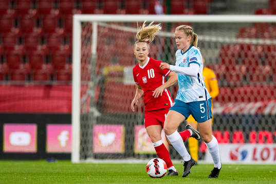 Julie Blakstad of Norway and Weronika Zawistowska of Poland