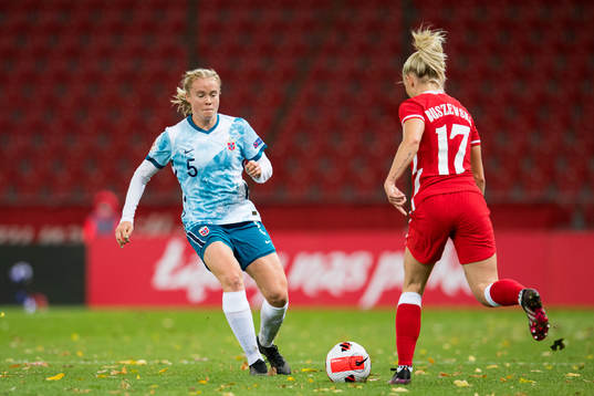 Julie Blakstad of Norway and Zofia Buszewska of Poland