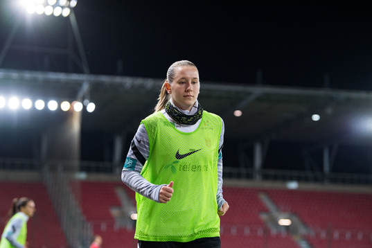 Elisabeth Terland of Norway warms up