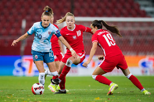 Caroline Graham Hansen of Norway and Weronika Zawistowska