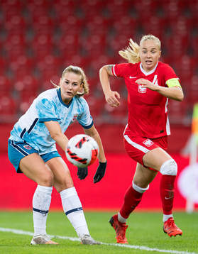 Lisa-Marie Karlseng Utland of Norway and Paulina Dudek of