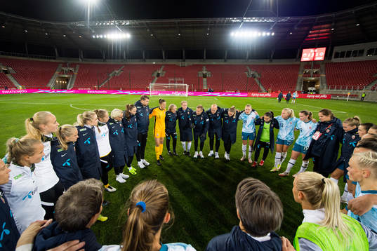 Martin Sjögren, head coach of Norway, talks to players and