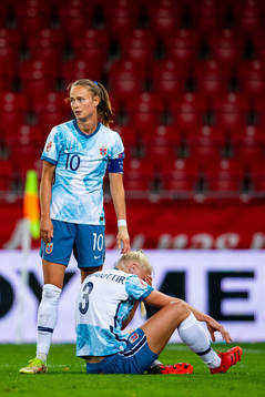 Caroline Graham Hansen and Maria Thorisdottir of Norway