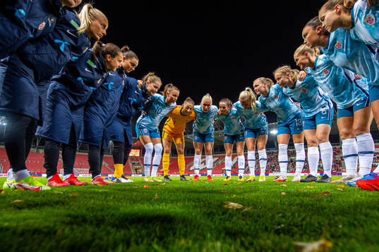 Caroline Graham Hansen, goalkeeper Cecilie Fiskerstrand,