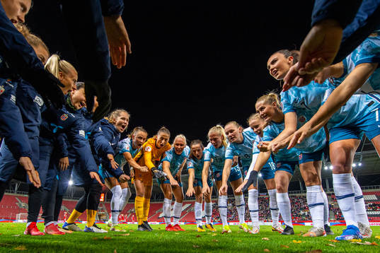 Goalkeeper Aurora Mikalsen, Caroline Graham Hansen,