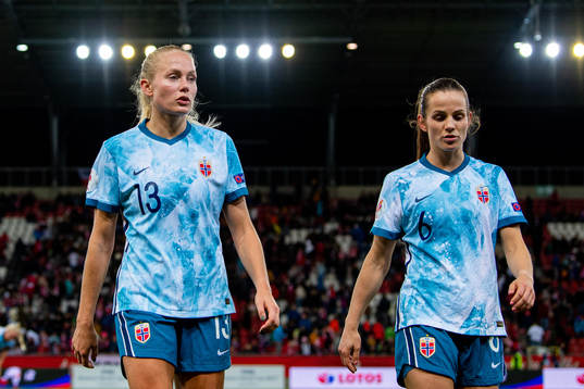 Guro Bergsvand and Tuva Hansen of Norway at half time